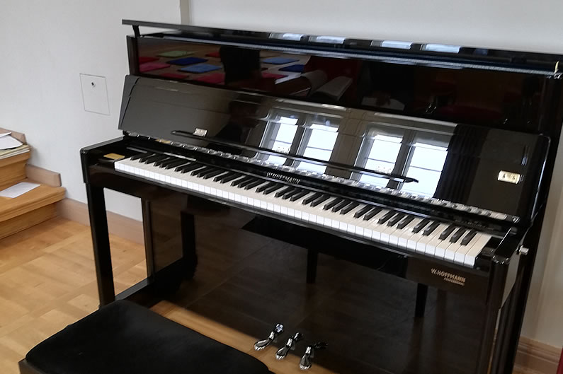 Ein Klavier, ein Klavier… oder die Einweihung eines Schulklaviers aus dem Hause Bechstein